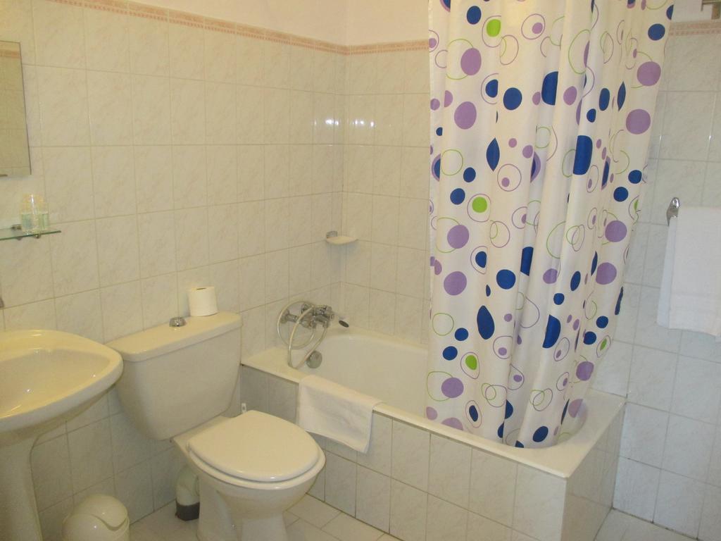 Hotel Restaurant Les 3 Chenes Frejus Ngoại thất bức ảnh
